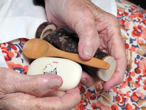 joyce-mealing-hands-holding-materials_small